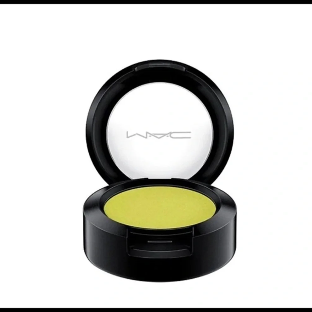 MAC Eye Shadow-What’s The WiFi
